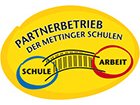 Logo mit gelbem Hintergrund: Blaue und rote Kreise, verbunden durch Brücke, Text "Partnerbetrieb der Mettinger Schulen".