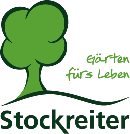 Das Logo von der Stockreiter GmbH, es zeigt links einen grünen Baum, rechts neben dem Baum steht in einer Handschriftlichen Schrift: Gärten fürs Leben. Unter dem Baum steht der Name der Firma: Stockreiter.