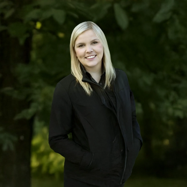 Johanna Stockreiter Soppa, Betriebswirtin, Prokuristin und Verwaltung bei Stockreiter GmbH. Zu sehen ist eine junge, lächelnde Frau in einem schwarzen Oberteil.