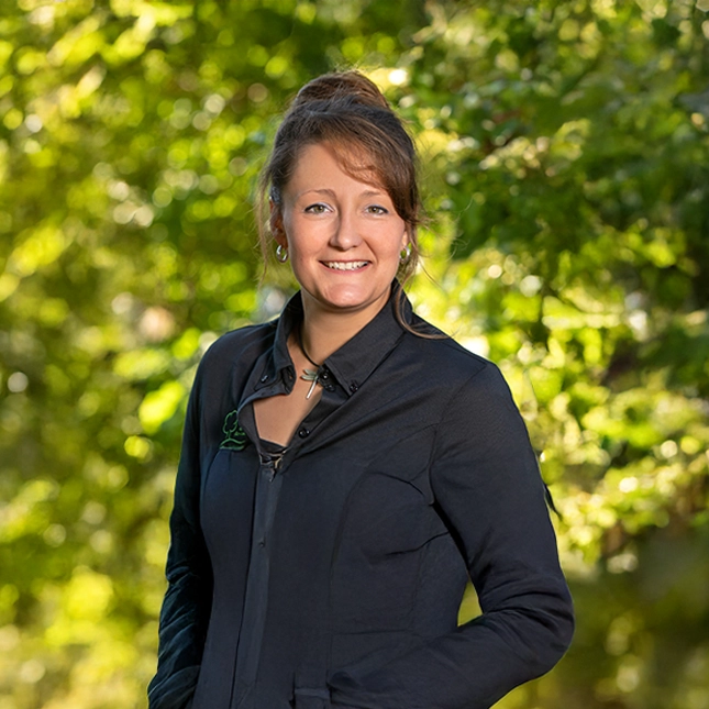 Stefanie Berger, Personalmanagement bei Stockreiter GmbH. Zu sehen ist eine junge, lächelnde Frau in einem schwarzen Oberteil.