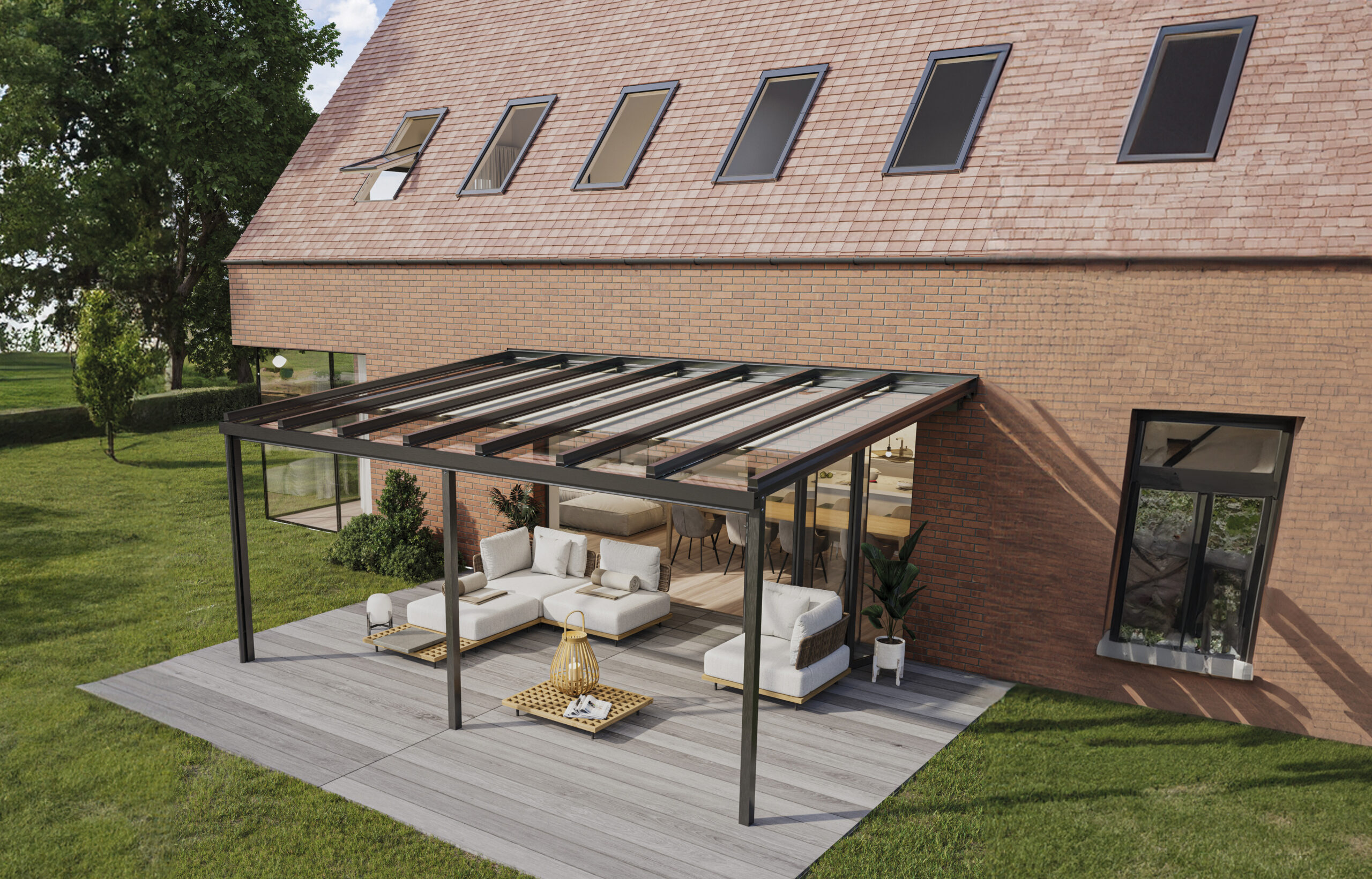 Moderne Terrasse mit Glasdach, beigen Sitzmöbeln und Ziegelsteinfassade, umgeben von grünem Rasen.