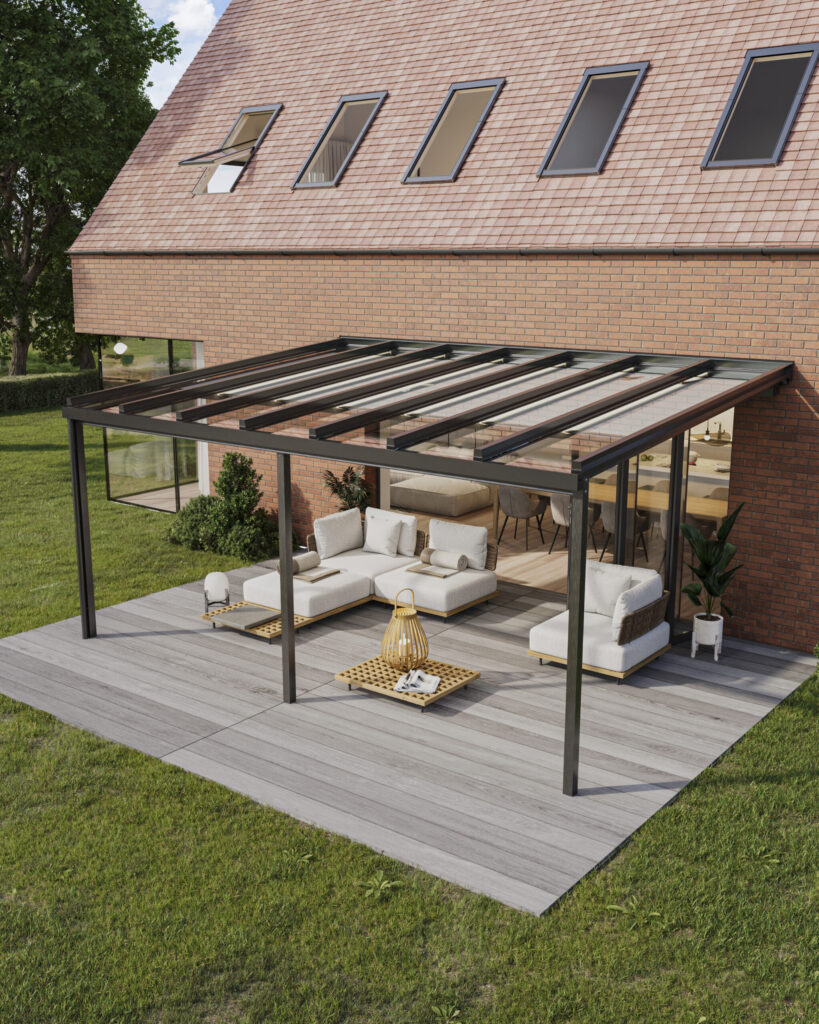 Moderne Terrasse mit Glasüberdachung, weißen Sofas und Couchtisch auf grauen Holzdielen, umgeben von Grün.