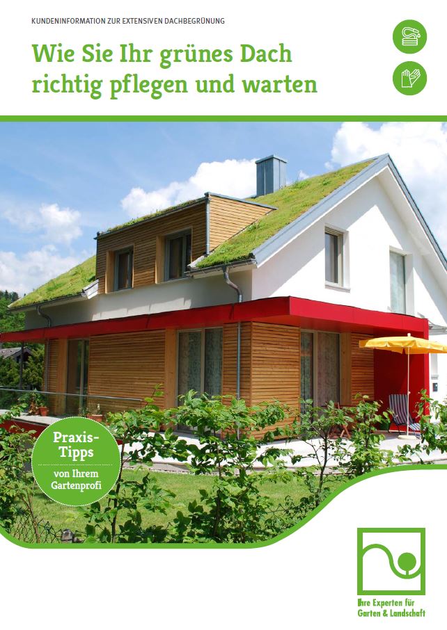 Ein modernes Haus mit begrüntem Dach, roter Markise, gelbem Sonnenschirm und Gartenmöbeln unter blauem Himmel.