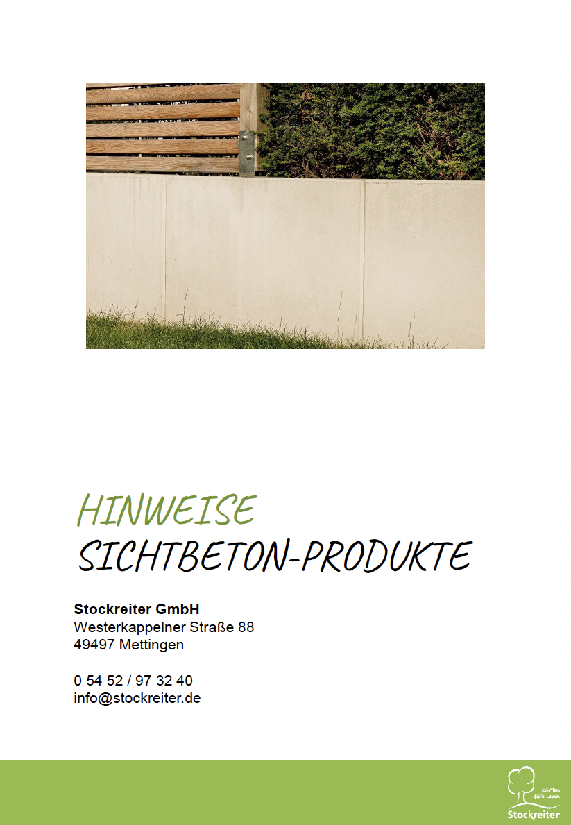 Eine helle Betonwand mit Holzzaun und Hecke darüber, davor ein grüner Rasen. Firmeninfos unten.