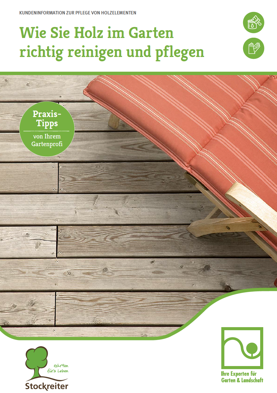 Ein gepflegtes Holzdeck mit einer orangefarbenen Gartenliege, umgeben von natürlicher Atmosphäre.
