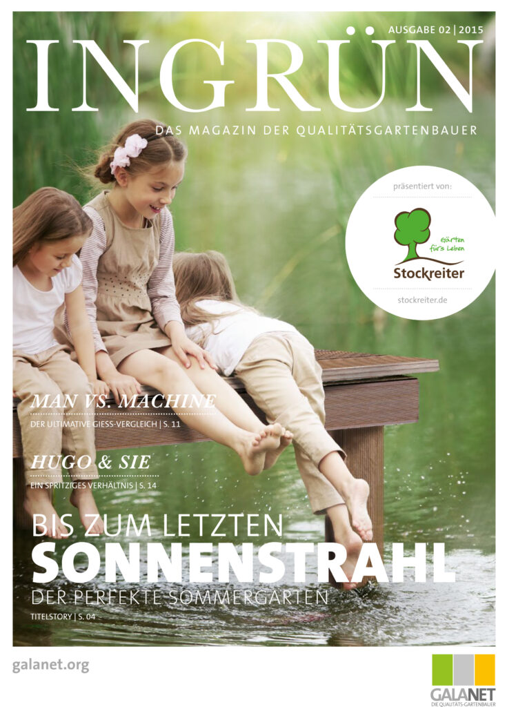Drei Kinder sitzen fröhlich auf einem Holzsteg über Wasser, umgeben von grüner Natur.