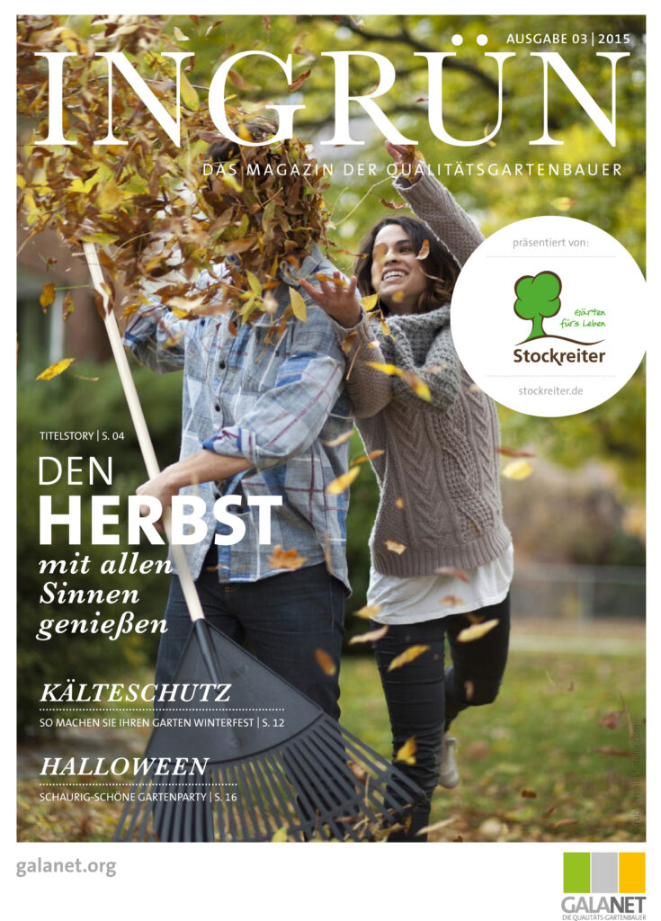 Zwei Personen werfen Herbstlaub in die Luft, eine hält eine Harke. Fröhliche, herbstliche Stimmung.