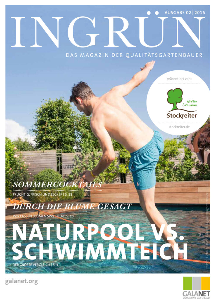 Ein Mann balanciert in blauen Badehosen auf einem Seil über einem Pool, umgeben von Pflanzen.