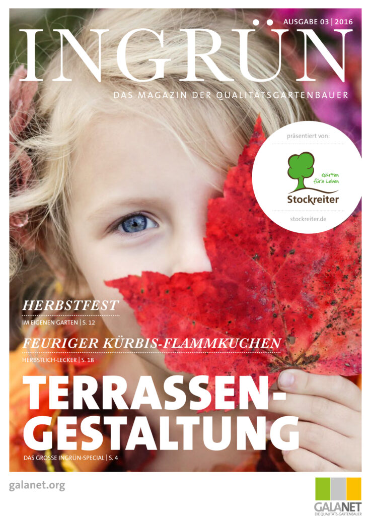 Ein Kind hält ein rotes Ahornblatt vor dem Gesicht, umgeben von herbstlichen Farben auf einem Magazincover.