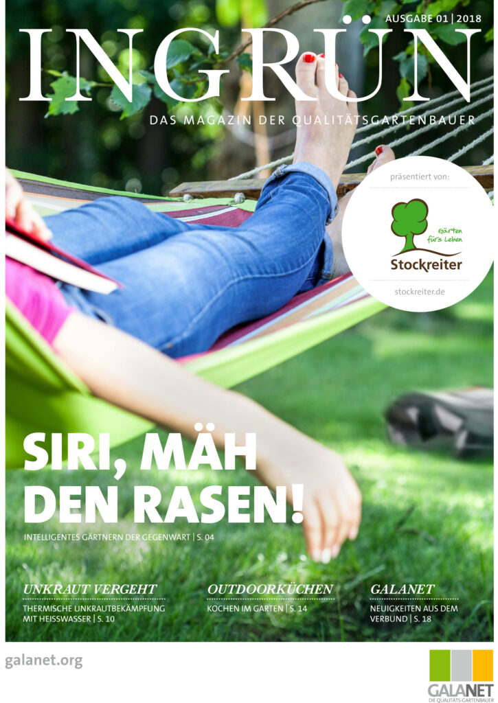 Eine Person liest entspannt in einer Hängematte, während ein autonomer Rasenmäher den Rasen pflegt.