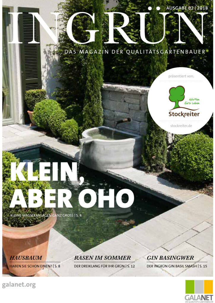 Magazincover mit modernem Garten: Teich, Steinbrunnen, Buchsbäume, Koniferen und Steinfliesen.