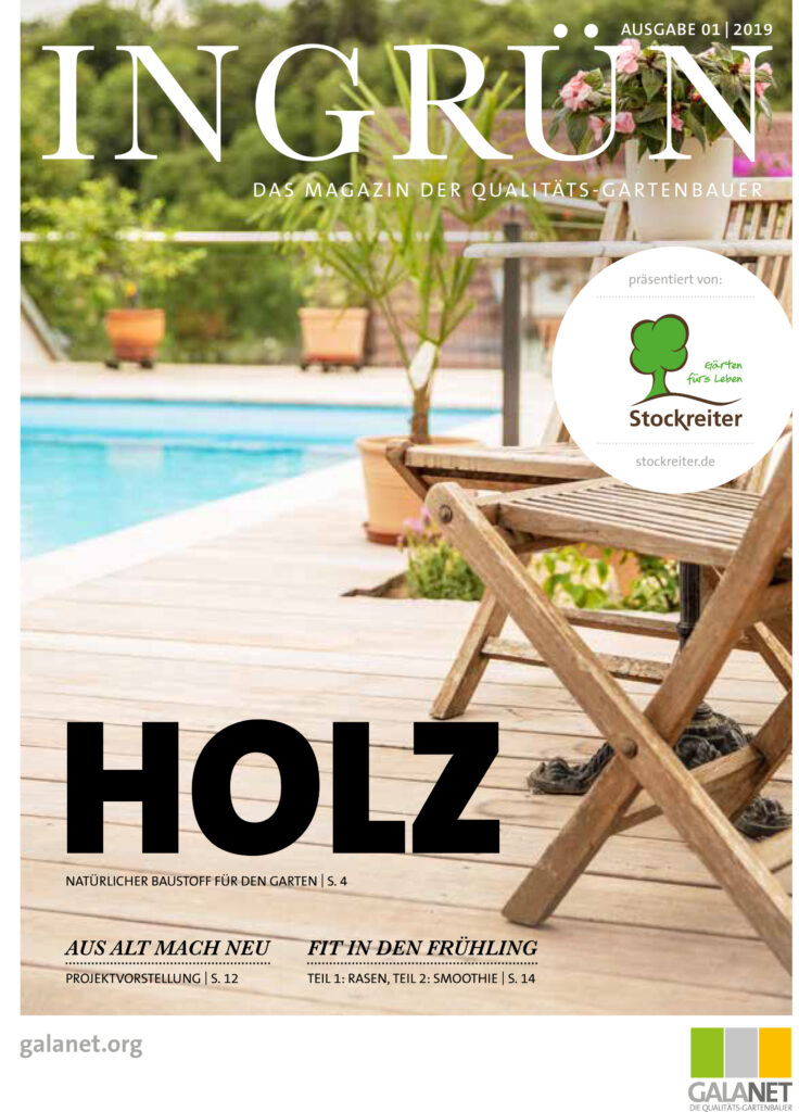 Zeitschriftencover mit Holzstuhl auf Terrasse, Pool im Hintergrund, umgeben von Pflanzen in Töpfen.