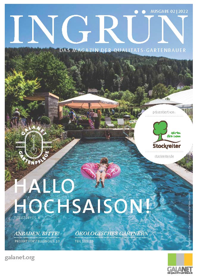 Magazincover "INGRÜN": Person auf rosa Flamingo im Pool, umgeben von üppigem Garten und Sonnenschirm.