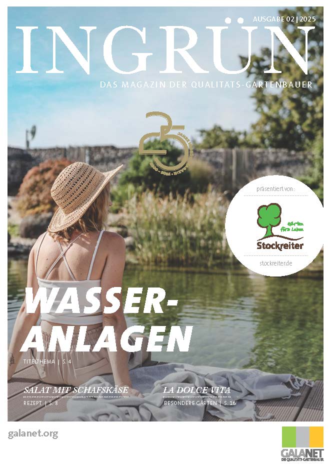 Eine Frau mit Strohhut sitzt entspannt auf einem Holzsteg vor einer Wasseranlage, umgeben von Pflanzen.