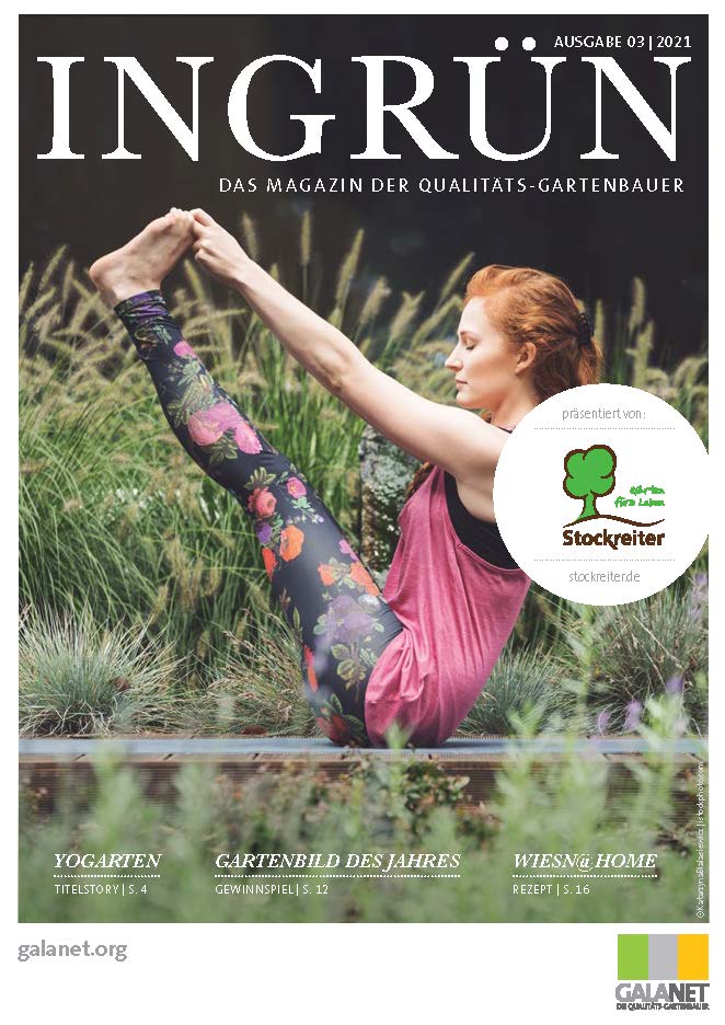 Magazin-Cover: Frau in Yoga-Pose im Garten, trägt bunte Leggings und pinkes Oberteil, umgeben von Grün.