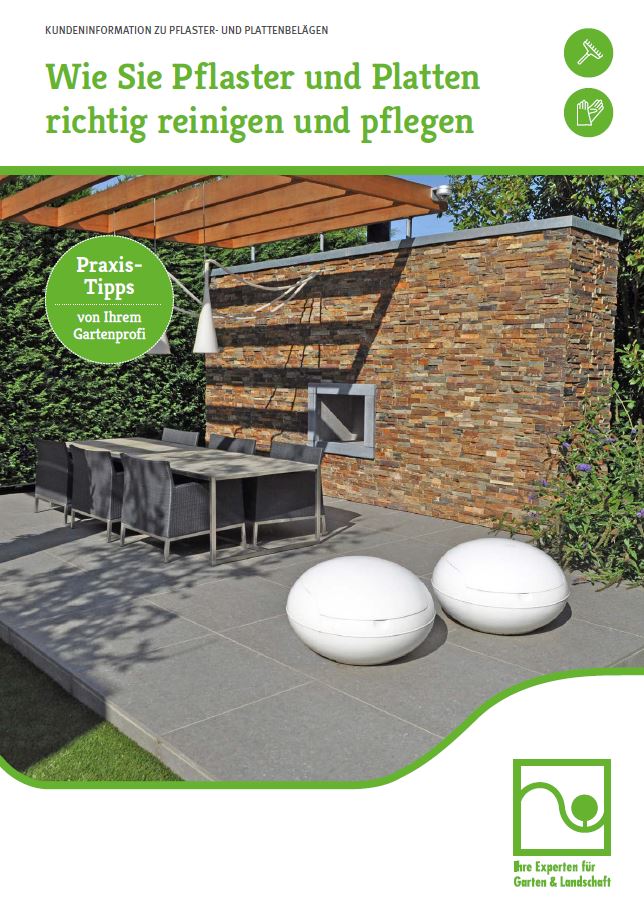 Moderner Außenbereich mit Tisch, Stühlen, weißen Kugeln und Natursteinmauer unter einer Pergola.