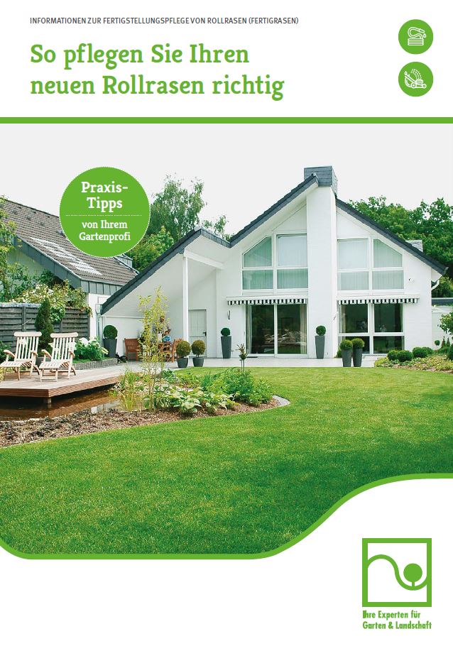 Moderne Gartenlandschaft mit gepflegtem Rasen, Holzterrasse, Teich und weißem Haus im Hintergrund.