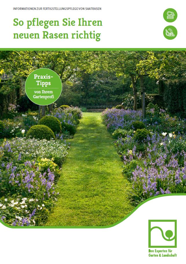 Gepflegter Garten mit grünem Rasen, bunten Blumenbeeten und schattenspendenden Bäumen im Hintergrund.