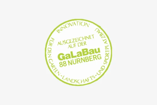 Ein rundes, grünes Logo mit der Aufschrift "INNOVATION AUSGEZEICHNET AUF DER GaLaBau 88 NÜRNBERG".