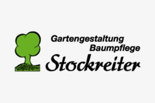 Logo mit stilisiertem grünen Baum und Text: „Gartengestaltung Baumpflege Stockreiter“.