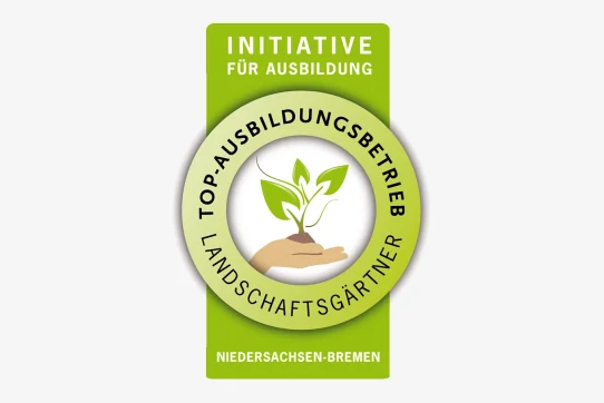 Logo mit Hand, die Pflanze hält, umgeben von Text: „Top-Ausbildungsbetrieb Landschaftsgärtner“.