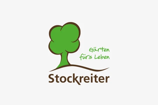 Logo mit stilisiertem Baum, Schriftzug „Stockreiter“ und Slogan „Gärten fürs Leben“ in Grün und Braun.