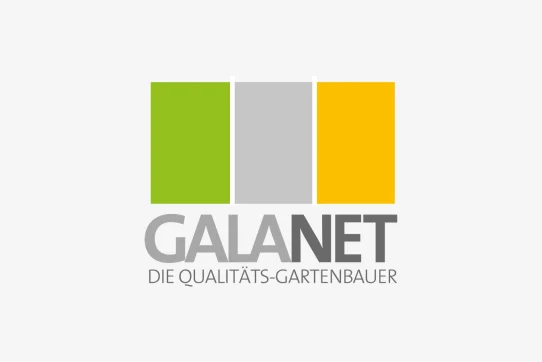 Logo mit drei farbigen Rechtecken und dem Schriftzug "GALANET", darunter der Slogan "DIE QUALITÄTS-GARTENBAUER".