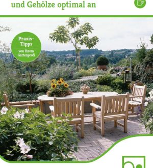 Ein Holztisch mit Sonnenblumen im Garten, umgeben von üppigem Grün, lädt zur Entspannung ein.