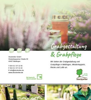 Eine Person pflegt ein blumenreiches Grab; Grabkerze und Blumenarrangements sind sichtbar.