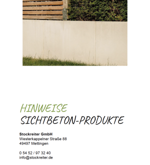Eine helle Betonwand mit Holzzaun und Hecke darüber, davor ein grüner Rasen. Firmeninfos unten.
