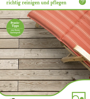 Ein gepflegtes Holzdeck mit einer orangefarbenen Gartenliege, umgeben von natürlicher Atmosphäre.