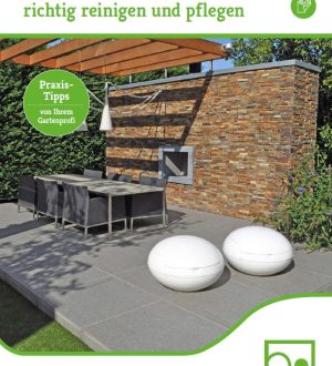 Moderner Außenbereich mit Tisch, Stühlen, weißen Kugeln und Natursteinmauer unter einer Pergola.