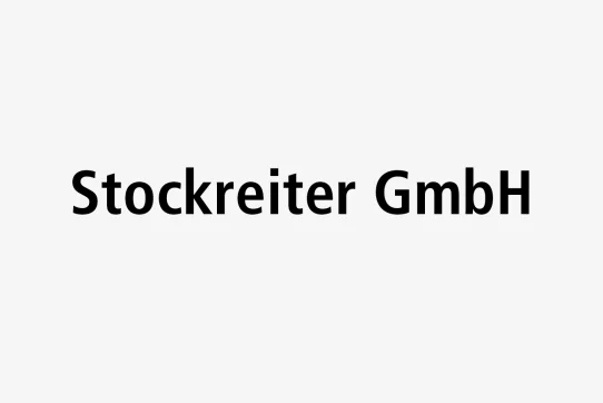 Schwarzer Text "Stockreiter GmbH" auf weißem Hintergrund, schlicht und professionell gestaltet.